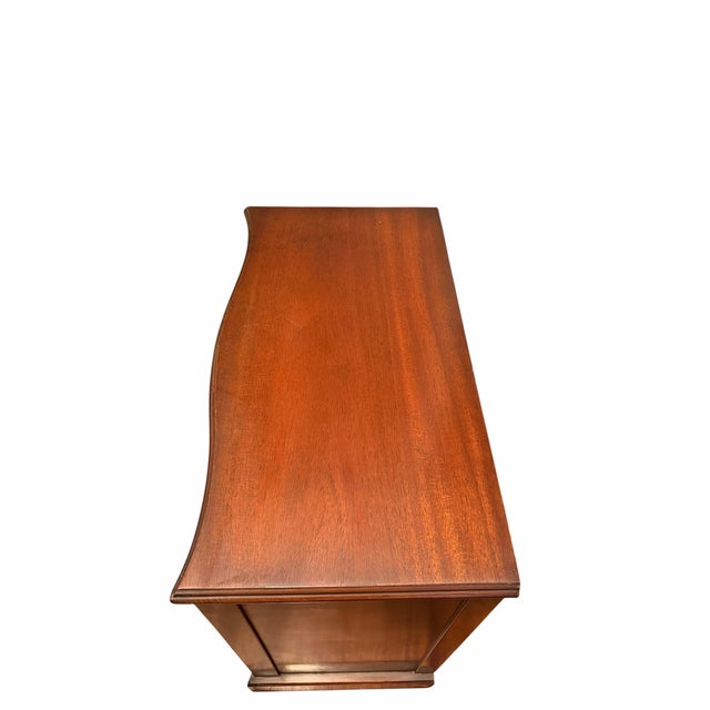 Traditional 1940s Cordell Mahogany Serpentine Bachelor’s Chest Dresser or Entryway Chest For Sale - Image 3 of 7