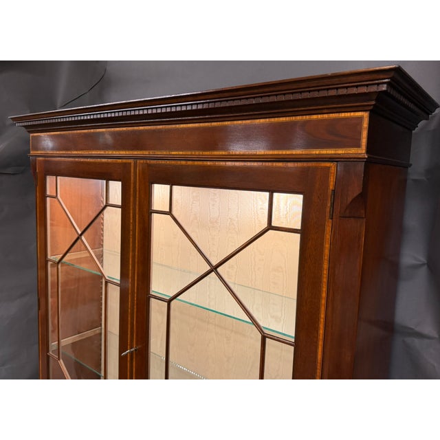 Late 20th Century English Chippendale Style Mahogany Inlaid Lighted Bookcase Cabinet, Circa 1980 For Sale - Image 4 of 13