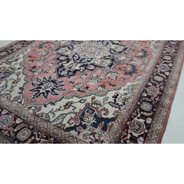Hand-knotted Heriz Middle Eastern rug | Size: 340 x 248 cm | Material: 100% wool and 100% cotton | Pattern: Geometric |...