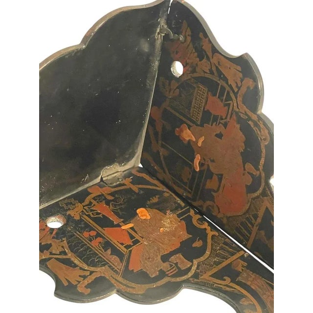 Chinese shelf, black lacquer, 19th century Refined folding shelf decorated in Chinese lacquer, an object of exquisite...