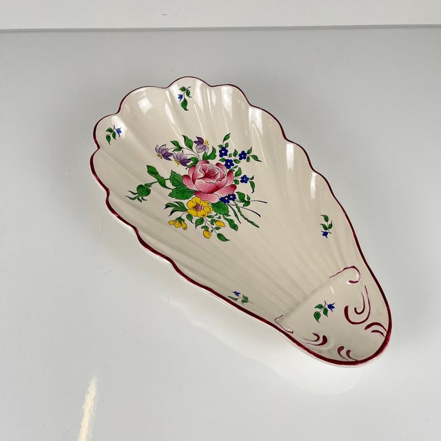 Lunéville KG shell-shaped serving dish, "Réverbère" pattern, rose motif Dimensions: 26.5 x 14.5 cm Height: 4.5 cm Very...