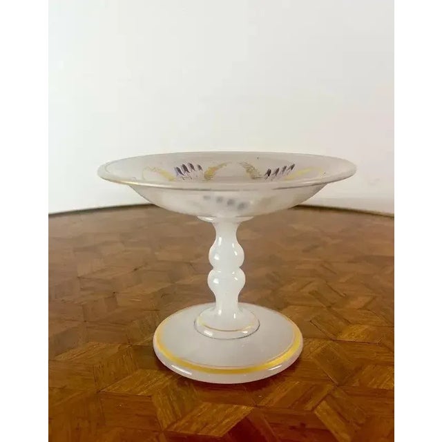 Elegant hideout or video of the Napoleon III period. The hug is in white opaline enhanced with several golden border on...