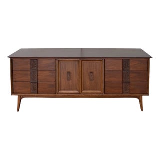 (Mcm) Credenza Dresser Bassett Mayan Line Fully Restored and Refinished! Gorgeous Walnut Wood 1960s Mid Century Modern. For Sale
