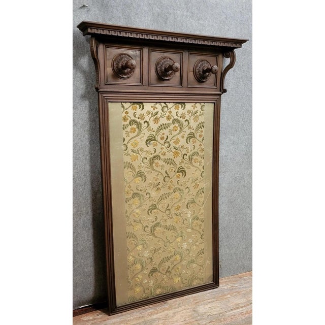 Very important Renaissance-style walnut coat rack, circa 1880 Tapestry backing with a paisley pattern High quality. 3...
