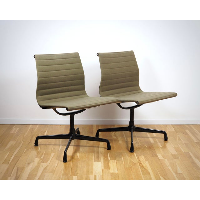 Khaki Alu Chair EA 105 in Hopsack in Khaki by Charles and Ray Eames for Vitra, 1980s For Sale - Image 8 of 11