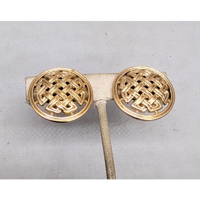 Trifari Vintage Late 1950s Signed Crown Trifari Round Goldtone Celtic Knot Clip Earrings- 2 Pieces For Sale - Image 4 of 7