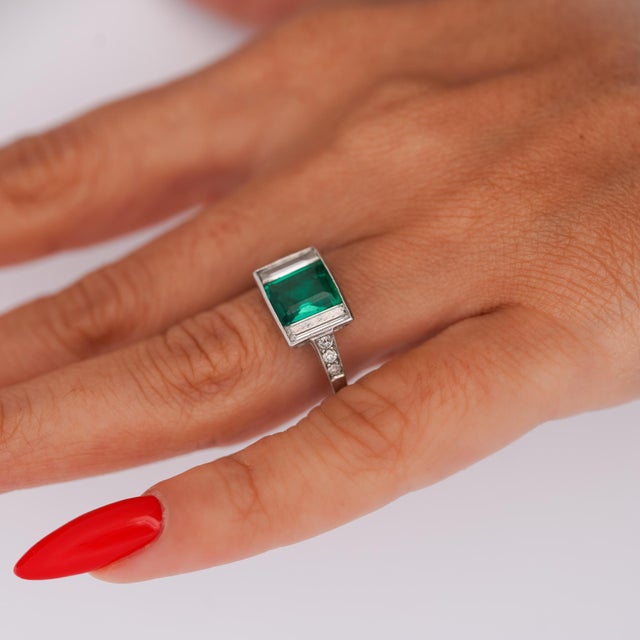 2020s Art Deco 1.58 Carat No Oil Colombian Emerald & Diamond 3 Stone Platinum Ring For Sale - Image 5 of 15