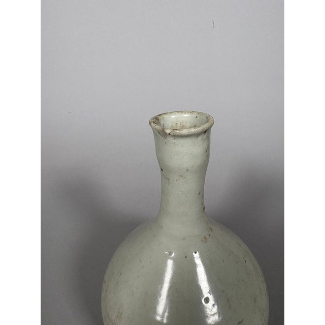 Porcelain vase, Korea, Joseon period, 18th century For Sale - Image 6 of 6