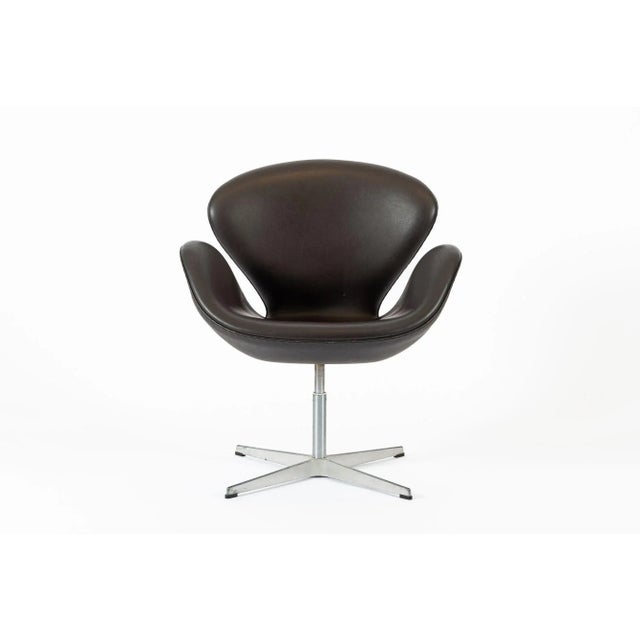 Brown Mid Century Danish Modern Swan Chair by Arne Jacobsen for Fritz Hansen For Sale - Image 11 of 15