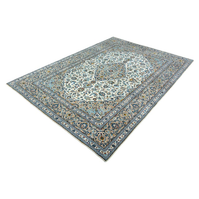 This impressive Kashan rug is a prime example of masterful craftsmanship. with a size of 351 x 250 cm, it unfolds all its...