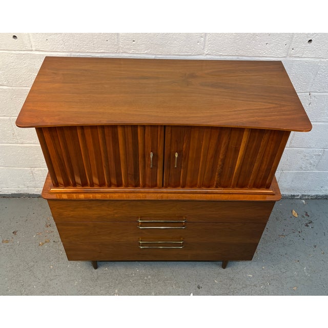 Mid 20th Century Mid-Century Modern Walnut Highboy Dresser by Young Mfg., Attributed For Sale - Image 5 of 17