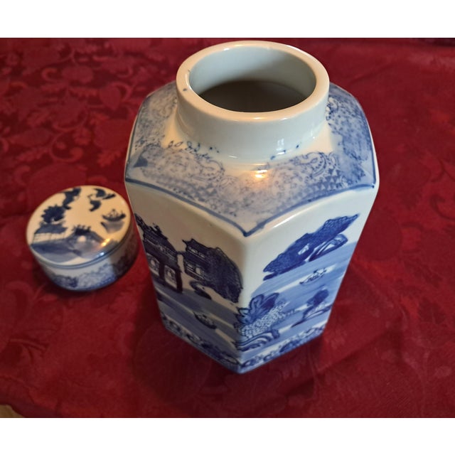 1970s Mid-Century Modern Hexagon Blue Willow Ginger Lidded Jar For Sale In Minneapolis - Image 6 of 18