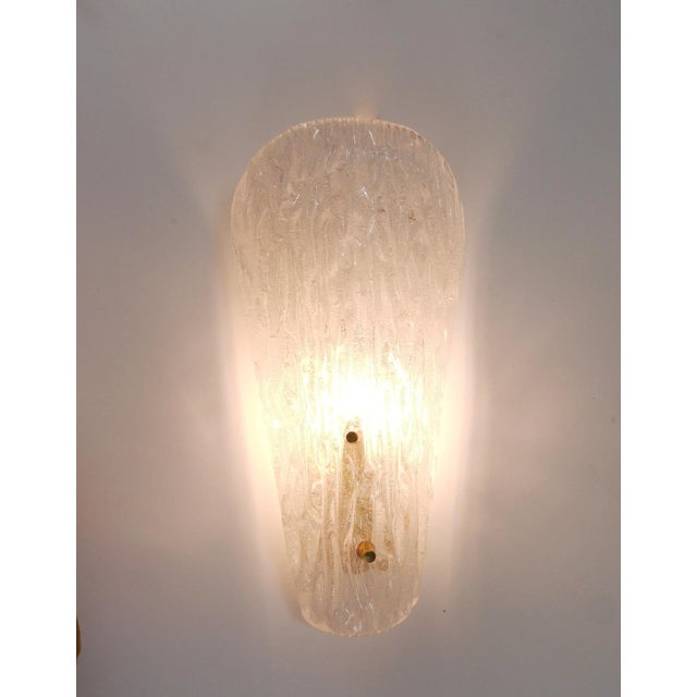 Kalmar Mid-Century Modern Austrian Wall Light in Brass and Textured Glass by J. T. Kalmar for Kalmar, 1950s For Sale - Image 4 of 11