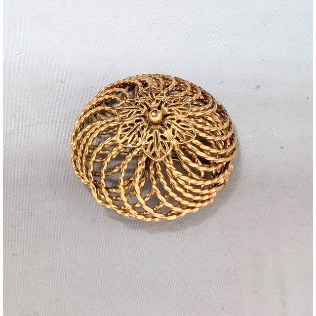 Napier Vintage 1960s Signed Napier Round Goldtone Flower Brooch For Sale - Image 4 of 6