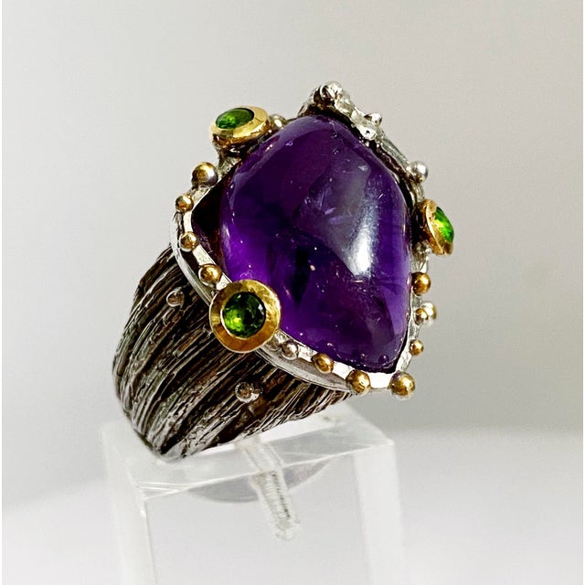Art Deco–Inspired Amethyst & Peridot Cocktail Ring in Sterling Silver With Vermeil Accents, Size 7 For Sale - Image 4 of 6