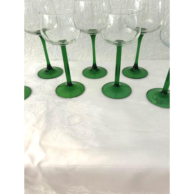 1980s Luminarc French Emerald Green Stemmed Wine Glasses, Set of 12 For Sale - Image 4 of 4