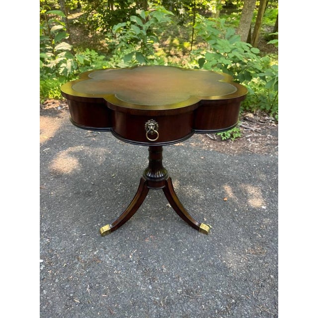 Vintage Ducan Phyfe Georgian Style Clover-Shaped Top Mahogany Pedestal Drum Side Table It features faux leather top,...