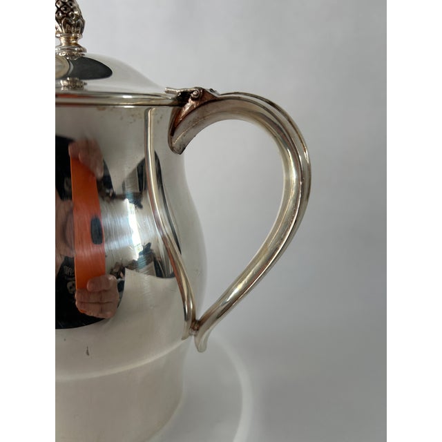 1950s Paul Revere Reproduction Coffee Pot in Silverplate (1930-1960). For Sale In New York - Image 6 of 8