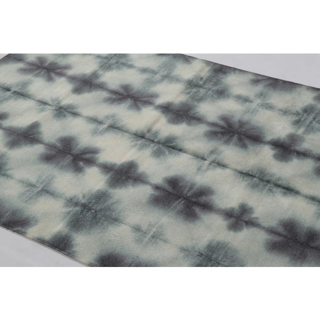 This 4 x 6 contemporary dhurrie from India presents a modern interpretation of flatweave design through a softly diffused...