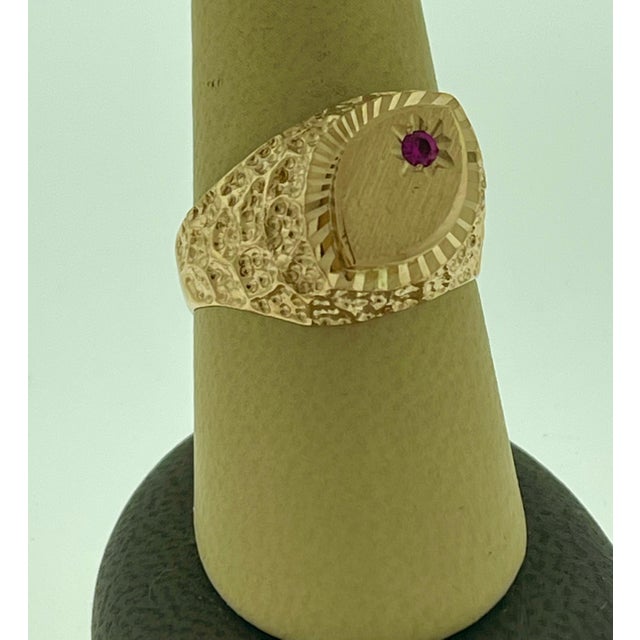 Traditional Gold and Ruby 14 Karat Yellow Gold Ring Vintage Unisex For Sale - Image 3 of 18