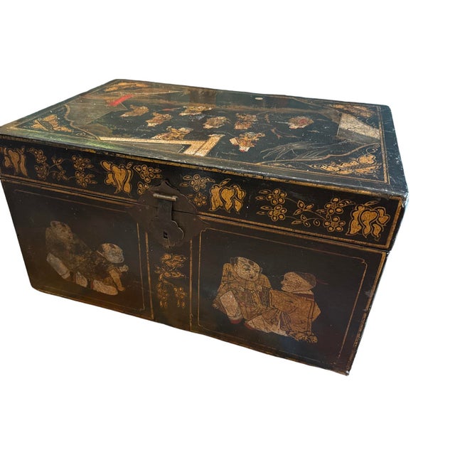 Early 20th Century Vintage Black Chinese Lacquered Wood Blanket Chest With Hand-Painted Figural Scenes. For Sale - Image 5 of 8