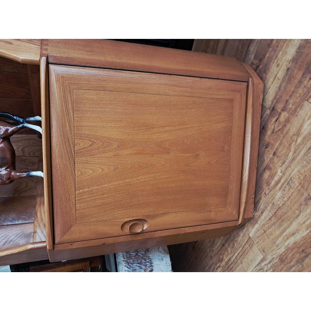 Mid-Century Windsor Corner Display in Elm by Lucian Ercolani for Ercol, 1980s For Sale - Image 13 of 18