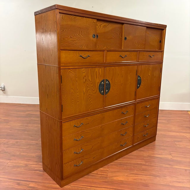 Japanese Large 1980s Japanese Tansu Chest Cabinet With Beautifully Figured Wood For Sale - Image 3 of 18