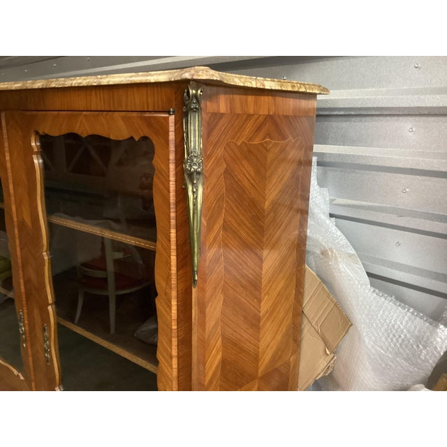 Elegant French Satinwood Bookcase/Display Cabinet For Sale In New York - Image 6 of 10