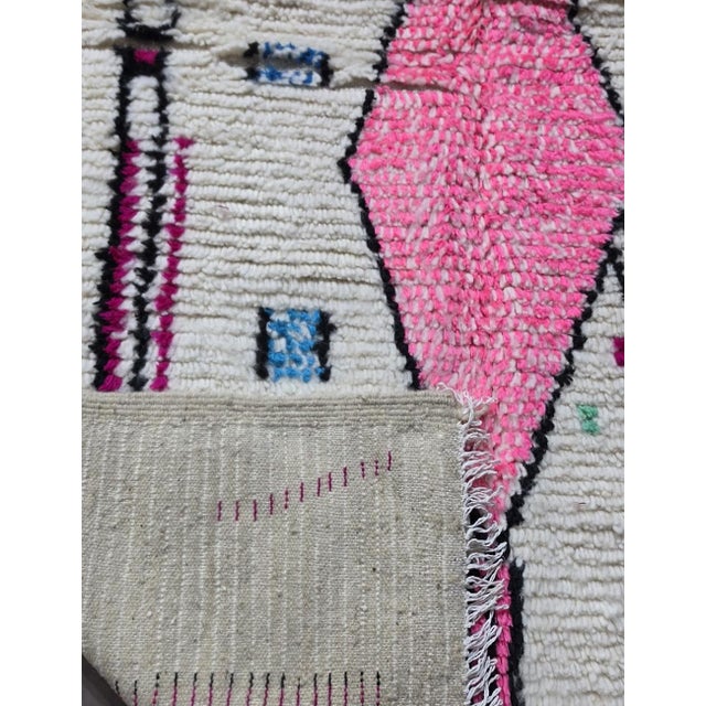 Playful Pink Azilal Rug – Handmade Moroccan Wool Carpet This joyful handmade Moroccan Azilal rug features oversized...