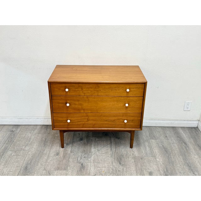 Mid century modern chest of drawers manufactured by Drexel in excellent vintage condition