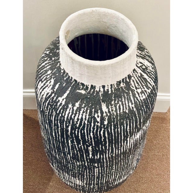 Stylish Currey & Company Abstract Modern Black and White Cape Town Floor Vase, showroom floor sample