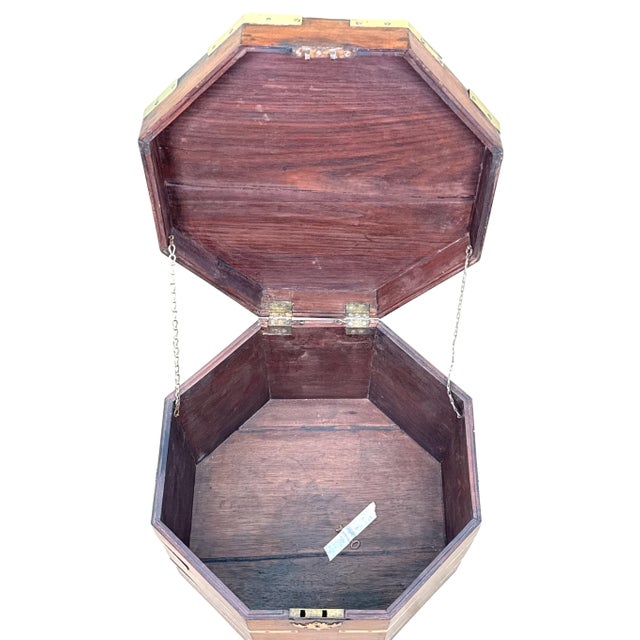 18th Century Georgian Anglo-Indian Padouk Cellarette, India, 1790 For Sale - Image 10 of 16