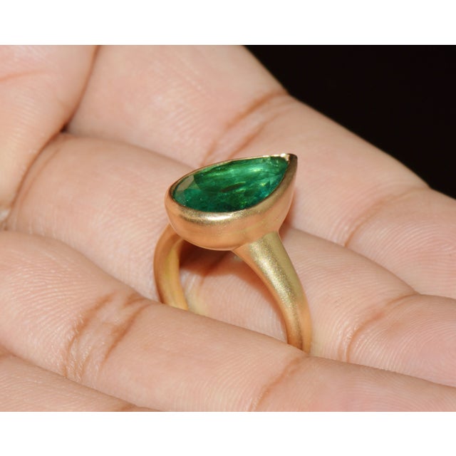 Gia Certified 5.25ct Natural Emerald Sculptural Bezel Solid 18k Gold Ring, Size 5.25 For Sale - Image 13 of 16