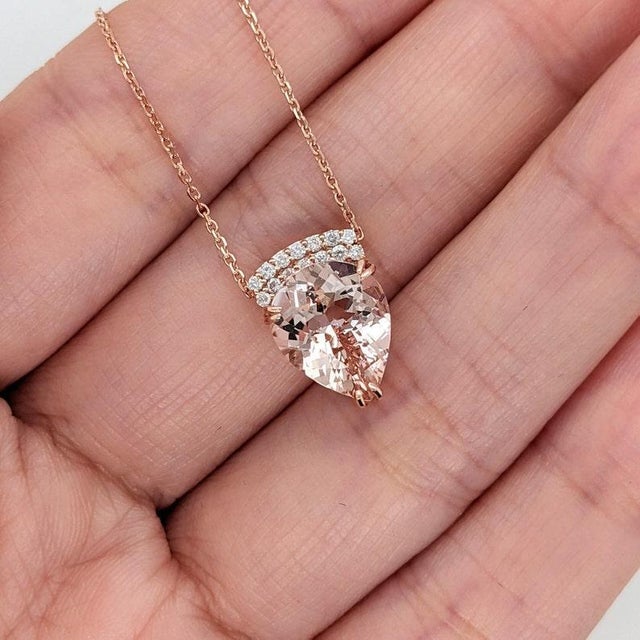 Modern 2.7ct Morganite Pendant Necklace With Natural Diamonds in Solid 14k Gold For Sale - Image 3 of 7