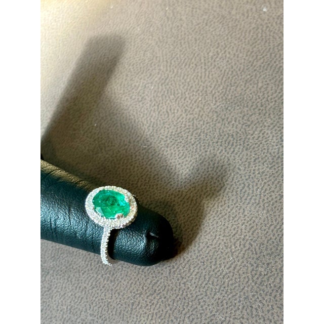 2.5 Carat Oval Natural Zambian Emerald & 1.25ct Diamond Ring 14 Karat White Gold For Sale In New York - Image 6 of 8