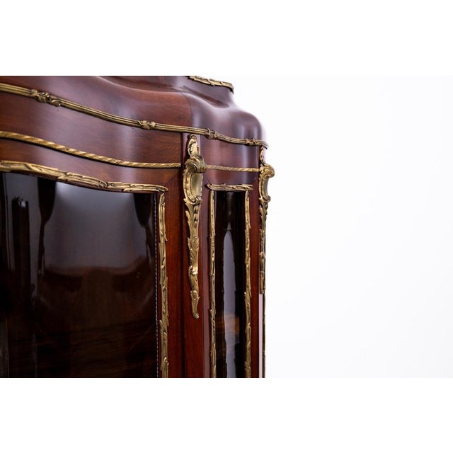 French Walnut Display Case, 1900 For Sale - Image 6 of 10