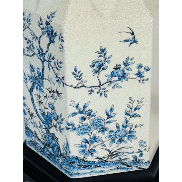 Vintage 1950s White Crackle & Blue Floral Chinoiserie Table Lamp For Sale - Image 4 of 9