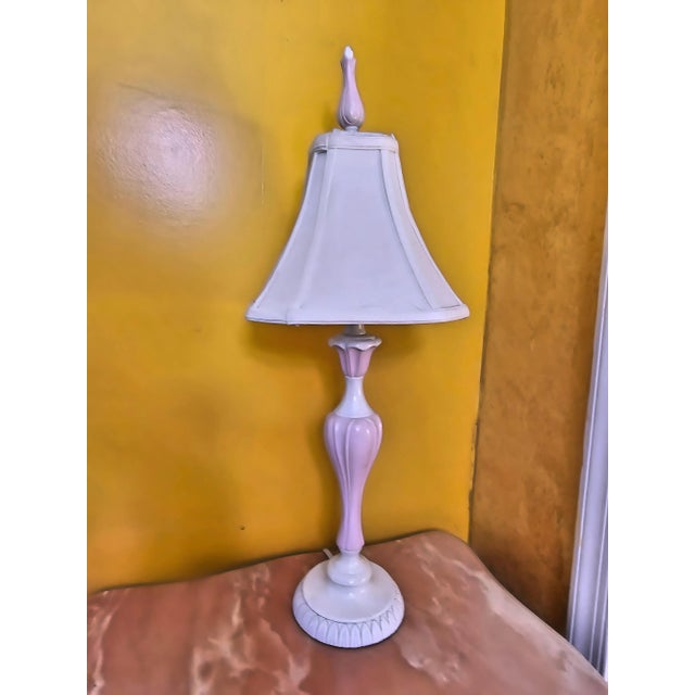 Add a feminine touch to your room deco with this beautiful Pink and white art deco resin table lamp with matching finial...