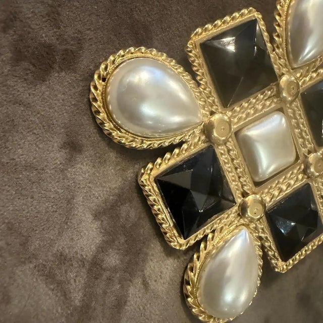 Italian 1990s High Quality Costume Jewelry Italian Big Brooch For Sale - Image 3 of 12