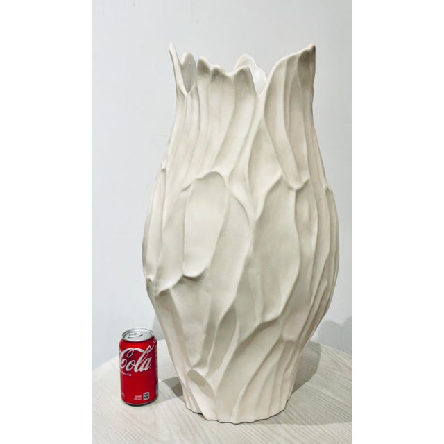 Stylish Global Views Modern Matte White Finished Bloom Vase, showroom floor sample
