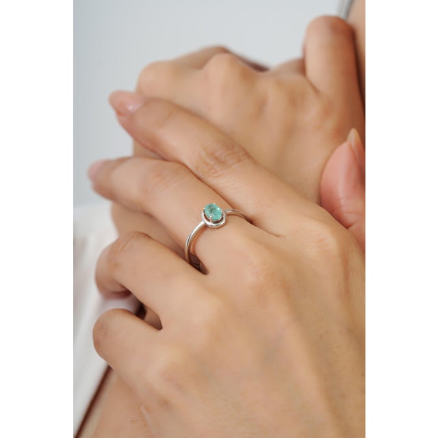 Minimalist Prong Set Oval 0.56 Ct Natural Emerald Solitaire Ring Size 8 For Sale - Image 4 of 13