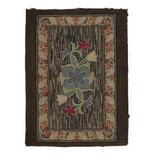 Antique Hooked Rug With Floral Medallion & Scrolling Vine Border - Rug & Kilim For Sale