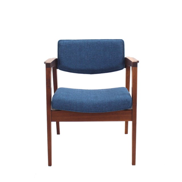 Solid Walnut Newly Upholstered Set of Four Gunlocke Chairs Risom Style For Sale - Image 10 of 10