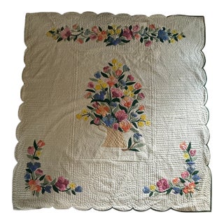 Vintage 1940s Hand Sewn Floral Quilt For Sale