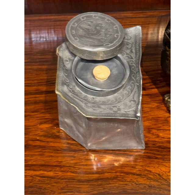 Early 19th Century Chinese Export Lacquer Tea Caddy With Original Lead Liners For Sale - Image 6 of 9