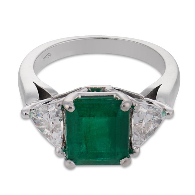 Contemporary Vintage 1.84 Carat Emerald Diamond Platinum Three Stone Ring, Size 4 For Sale - Image 3 of 7
