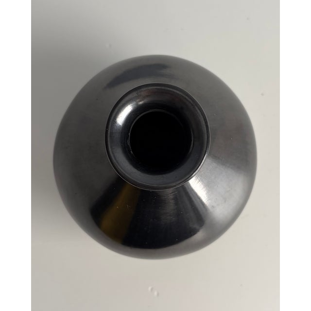 Polished Black Vase Signed Efraín Lucero For Sale In Dallas - Image 6 of 7