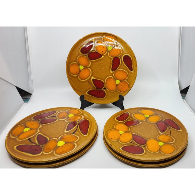 This five-piece set, comprising five Saint Clément plates, is a true work of art. Each plate is richly decorated with...