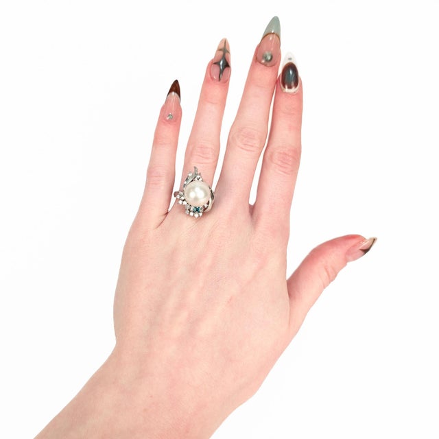 Mid-Century Modern Mid-Century Platinum, Pearl, Emerald, & Diamond Cocktail Ring For Sale - Image 3 of 10