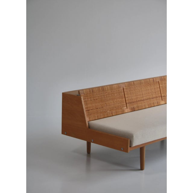 Wood Oak and Rattan GE7 Daybed by Hans J. Wegner for GETAMA For Sale - Image 7 of 18